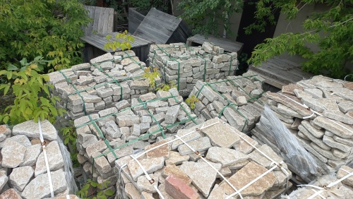 Гранитный плитняк галтованный для мощения купить в Серпухову