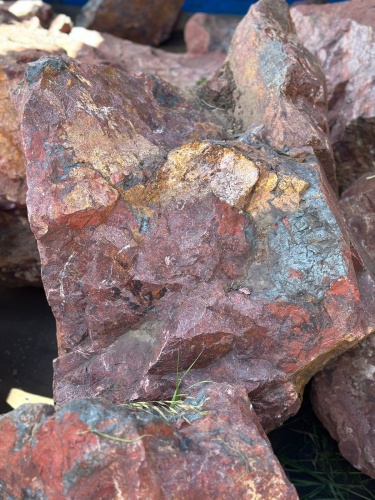 Камни для ландшафтного дизайна красно-фиолетовые 10-60 килограмм купить в Серпухову