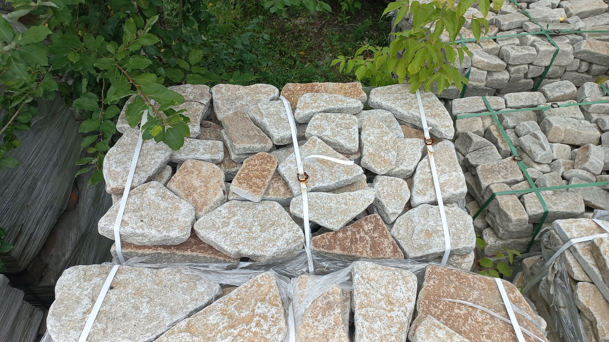 Гранитный плитняк галтованный для мощения купить в Серпухову