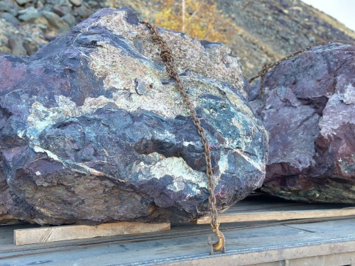 Огромные красно-фиолетовые валуны для ландшафтного дизайна весом более 5 тонн купить в Серпухову