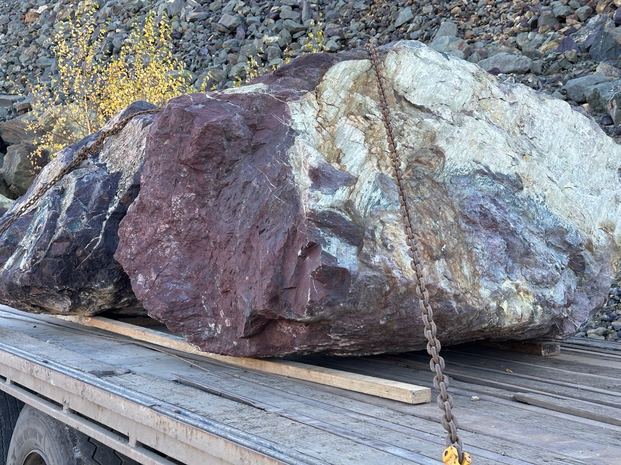 Огромные красно-фиолетовые валуны для ландшафтного дизайна весом более 5 тонн купить в Серпухову