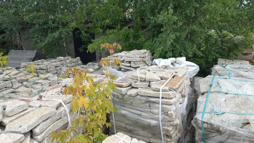 Плитняк галтованный гранитный для ландшафтного дизайна купить в Серпухову