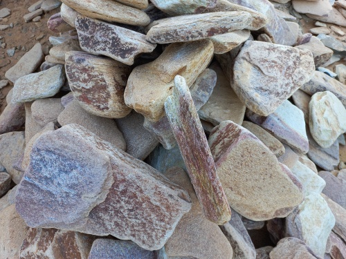 Златолит жёлтый, жёлто-зелёный глыбки и валуны для ланшафтного дизайна купить в Серпухову