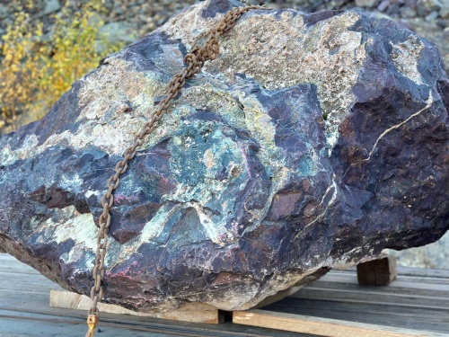 Огромные красно-фиолетовые валуны для ландшафтного дизайна весом более 5 тонн купить в Серпухову