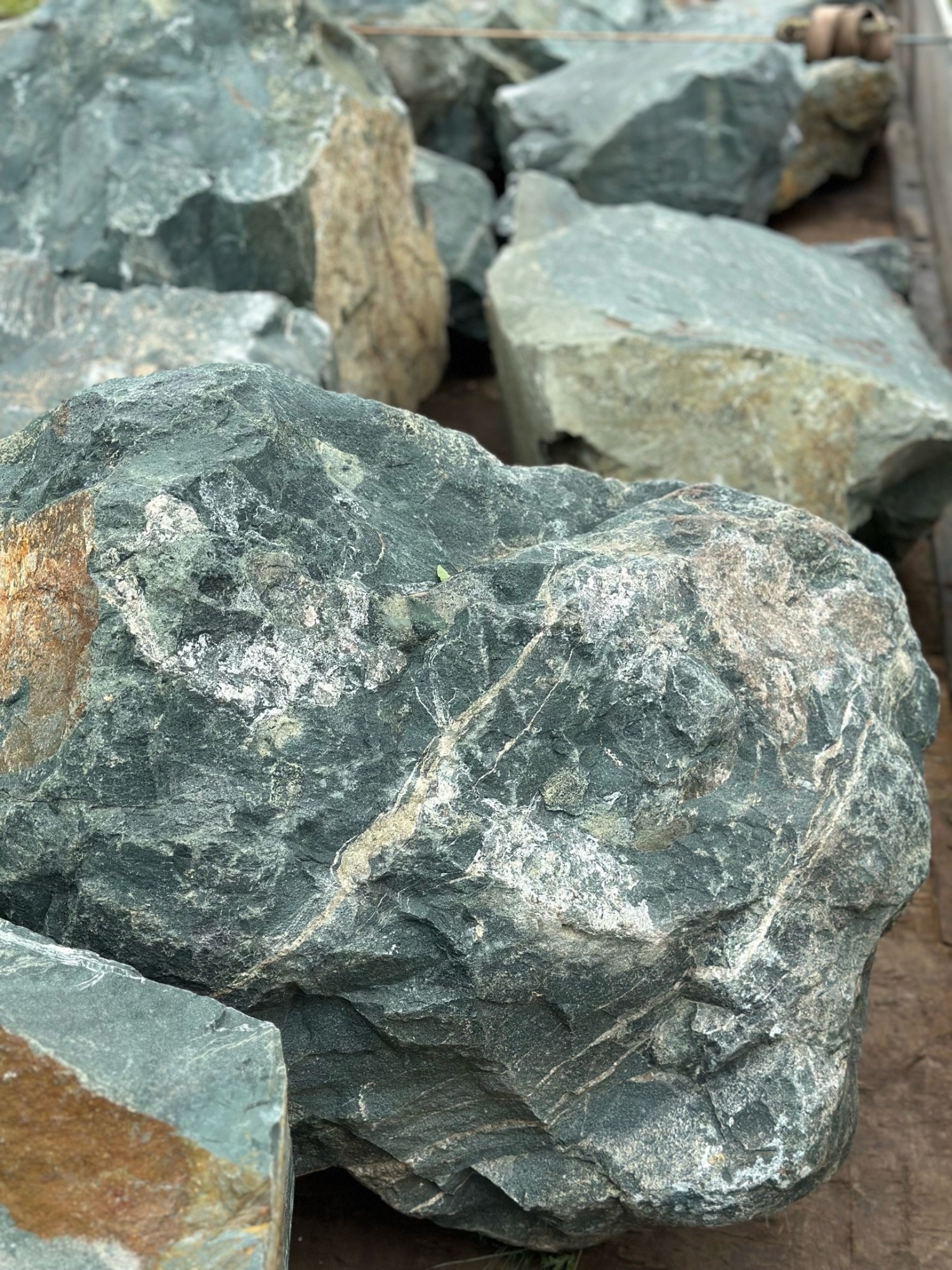 Камни для ландшафтного дизайна зелёные 10-60 килограмм купить в Серпухову