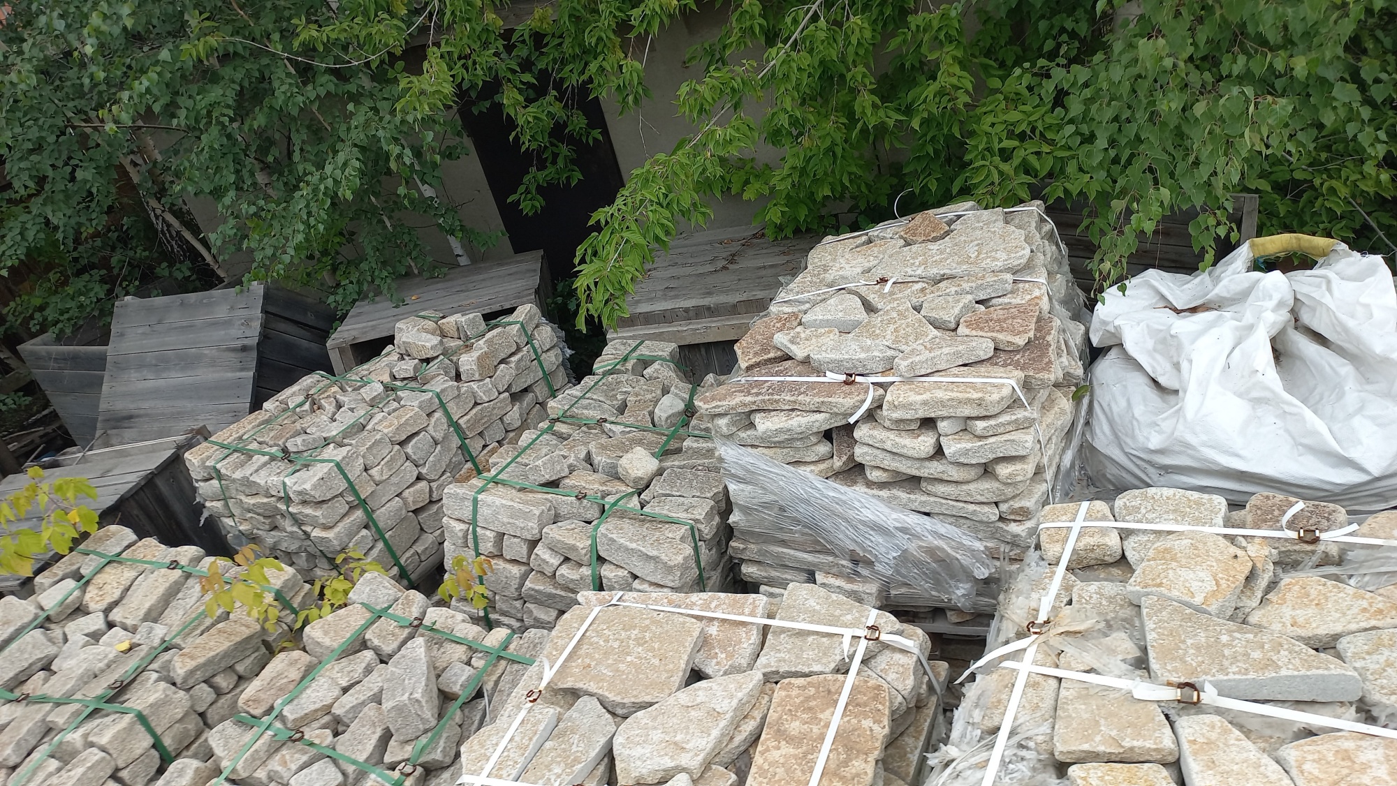 Плитняк гранитный галтованный купить в Серпухову