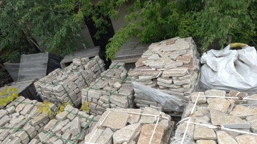 Гранитный плитняк галтованный для мощения купить в Серпухову