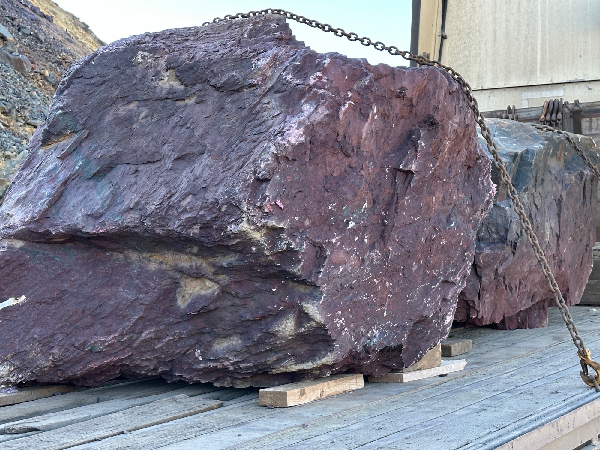 Огромные красно-фиолетовые валуны для ландшафтного дизайна весом более 5 тонн купить в Серпухову