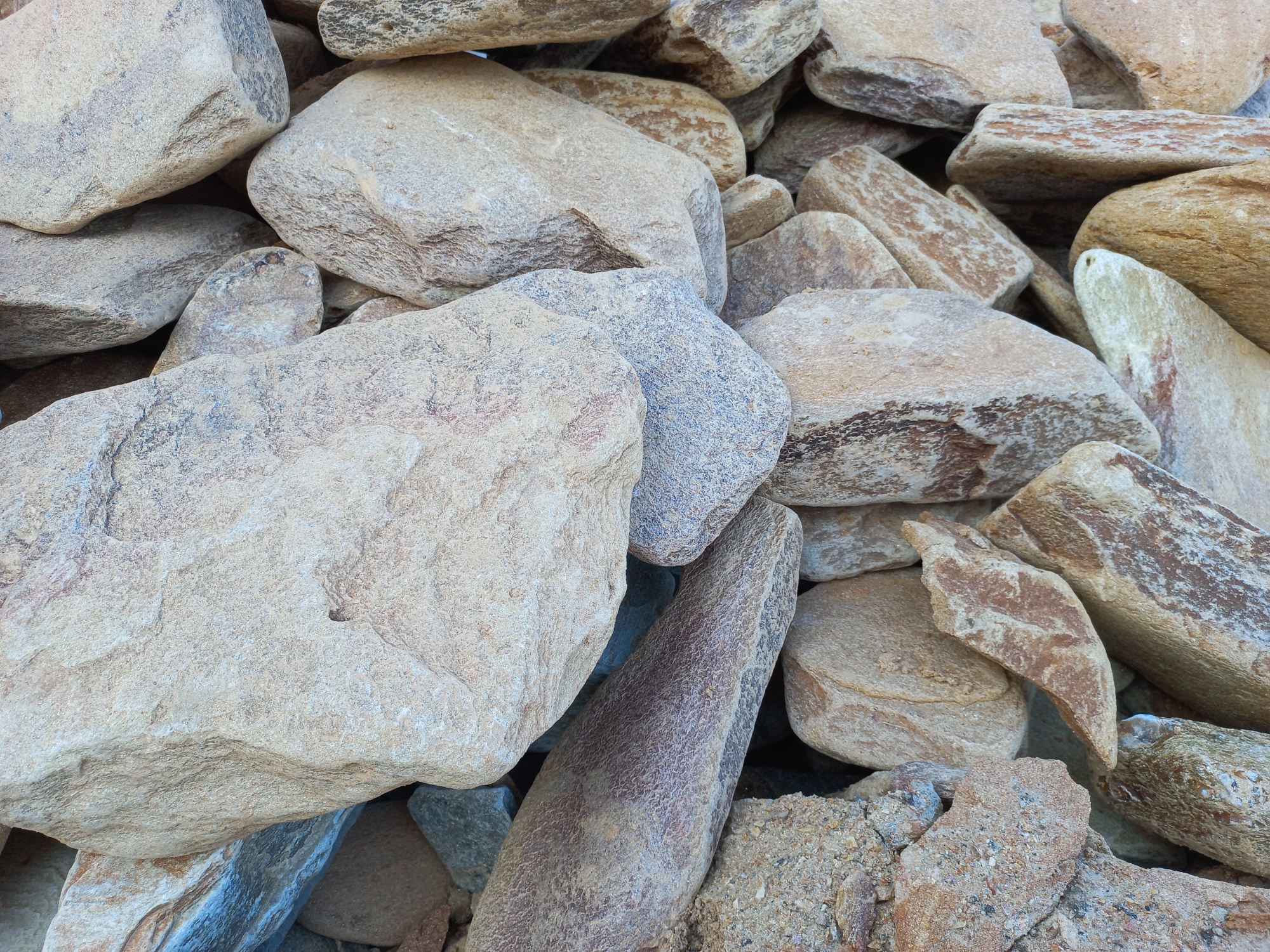 Златолит жёлтый, жёлто-зелёный глыбки и валуны для ланшафтного дизайна купить в Серпухову