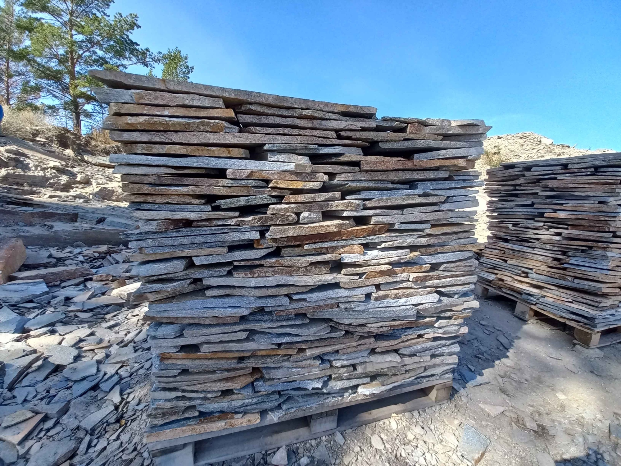 Плитняк златолит серебристый для фасада купить в Серпухову