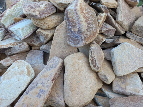 Златолит жёлтый, жёлто-зелёный глыбки и валуны для ланшафтного дизайна купить в Серпухову