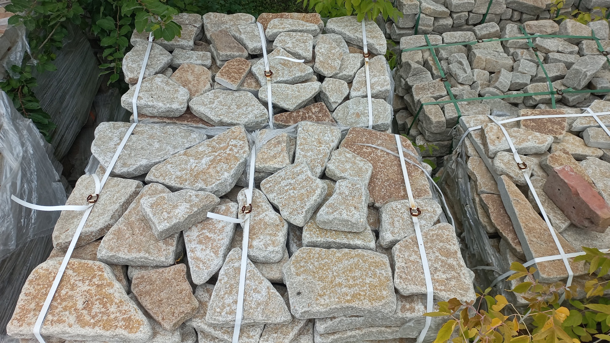 Гранитный плитняк галтованный для мощения купить в Серпухову