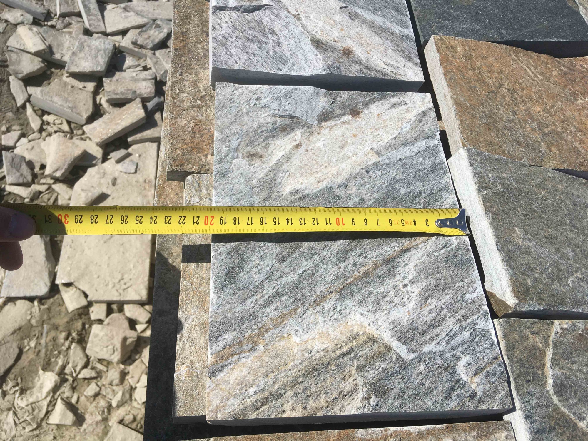 Плитка пилёная златолит Уральский для цоколя, отмостки купить в Серпухову