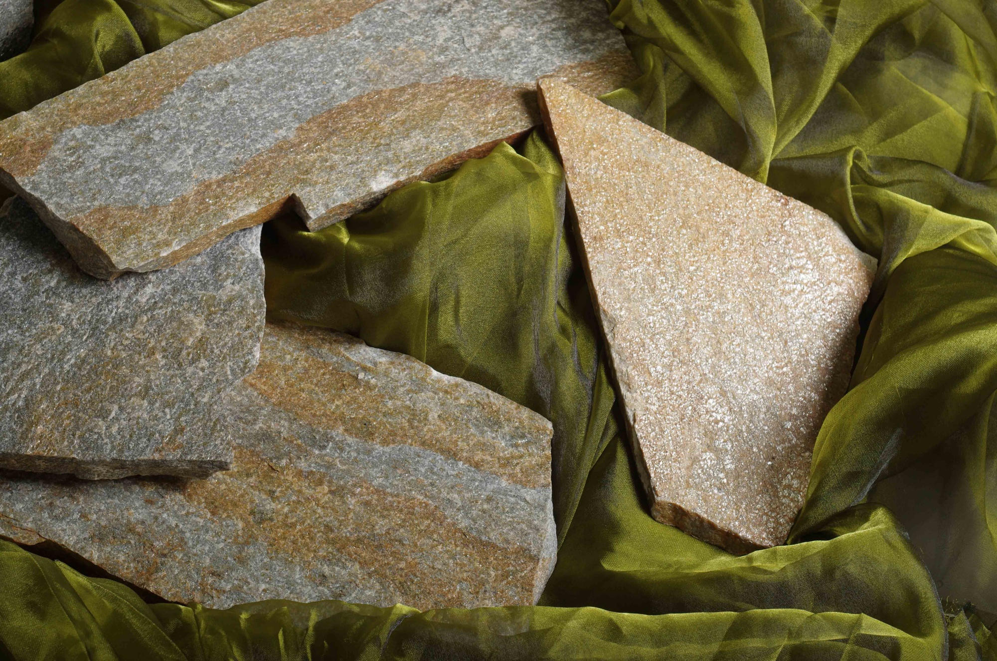 Плитняк златолит Уральский для цоколя, отмостки купить в Серпухову