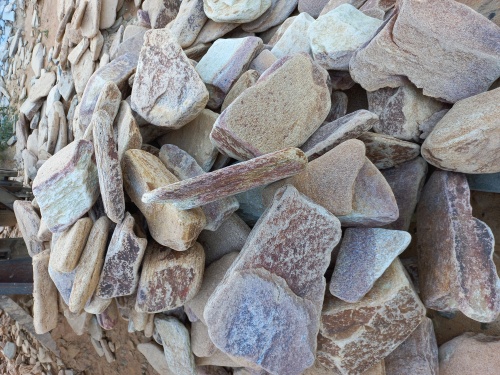 Златолит жёлтый, жёлто-зелёный глыбки и валуны для ланшафтного дизайна купить в Серпухову