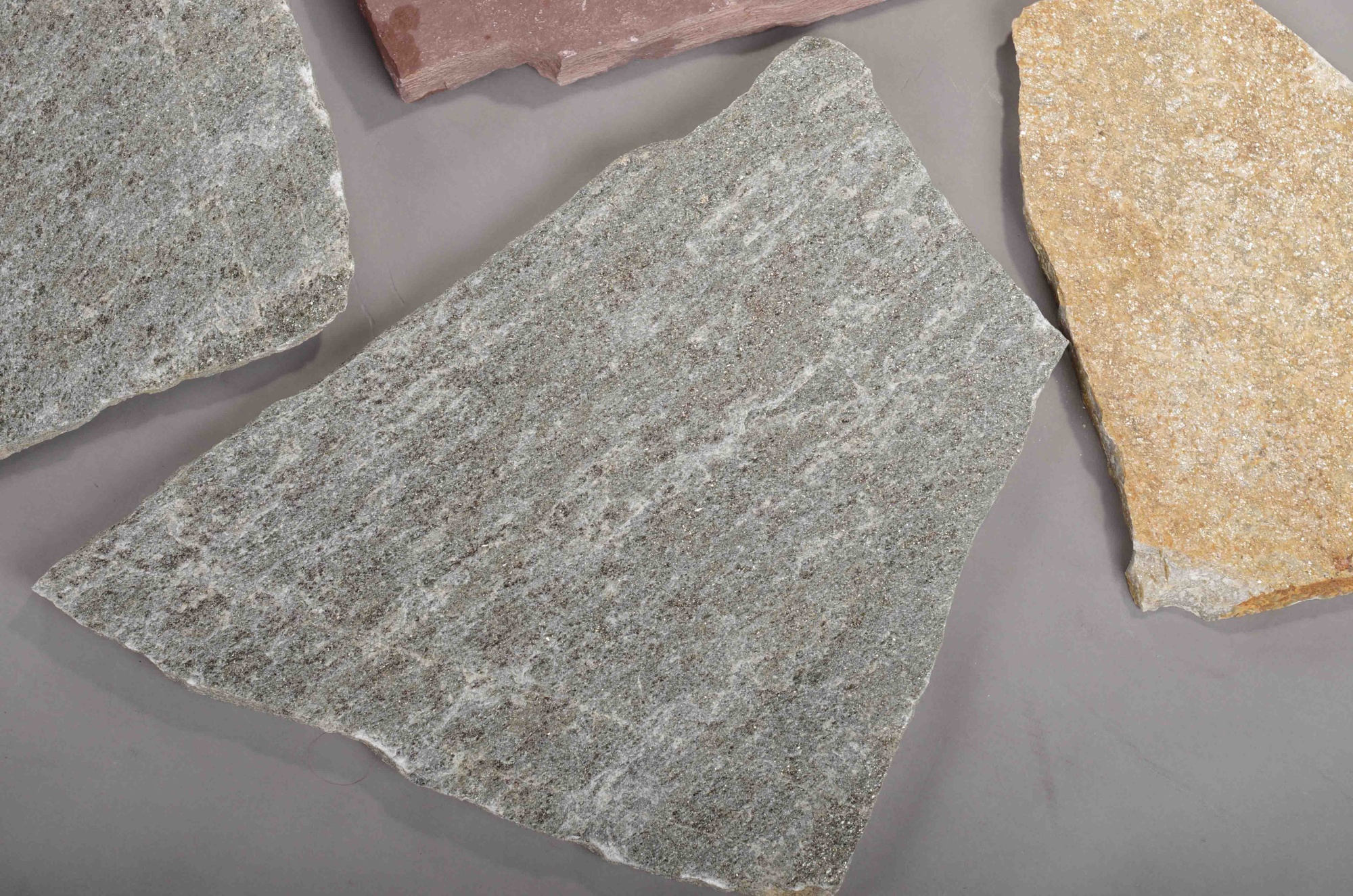 Плитняк златолит Уральский для цоколя, отмостки купить в Серпухову