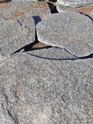 Златолит серебристый галтованный для лестниц купить в Серпухову